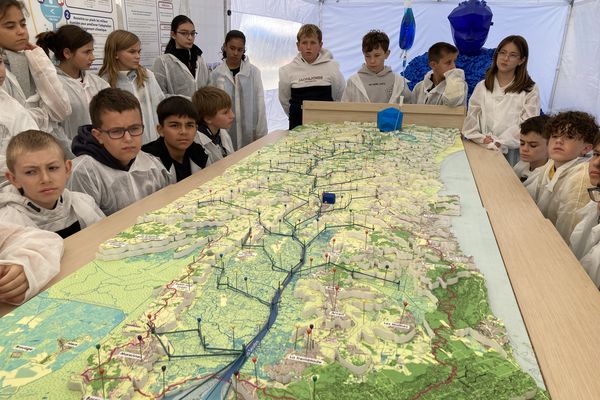 Le temps de sept bivouacs, les hydrauliciens reçoivent des scolaires, des élus et des habitants pour les sensibiliser à la fragilité de leur cours d'eau.