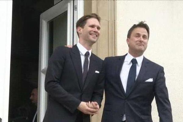 Xavier Bettel (à droite) et son compagnon devant l'hôtel de ville de Luxembourg.