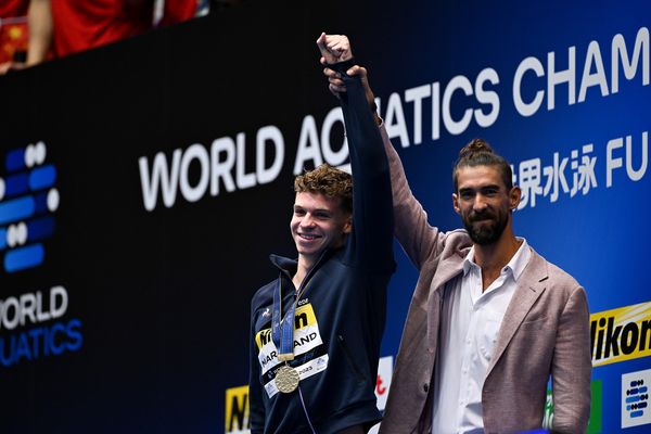 Tout un symbole : Léon Marchand nouveau recordman du 400m 4 nages et son ancien détenteur Michael Phelps main dans la main et tout sourire