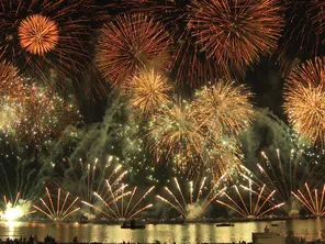 "Carpe Diem", thème du feu tiré par la compagnie d'artificiers Giuliani qui a concouru pour l'Italie ce 22 juillet 2024, dans le cadre du Festival d'art pyrotechnique de Cannes.