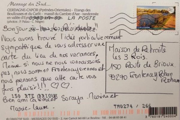 La carte postale a été postée depuis leur lieu de vacances par trois inconnues.