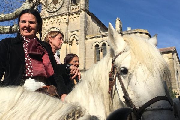 Plusieurs manadières ont participé à l'abrivado d'Aimargues, une tradition camarguaise. Une centaine de personnes ont rendu hommage à Fanfonne Guillierme, la première manadière.