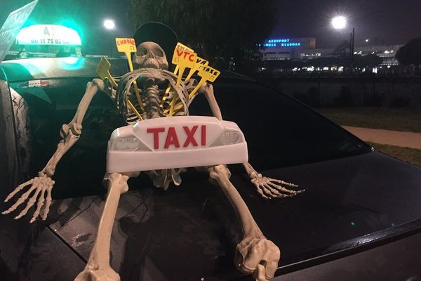 Un taxi manifestant devant l'aéroport de Toulouse