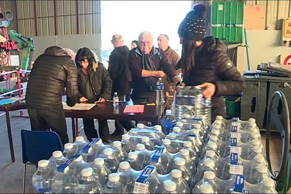 Des distributions d'eau en bouteille sont organisées depuis mercredi en Pays d'Olmes