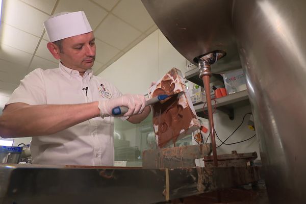 Julien prépare minutieusement ses œufs en chocolat.