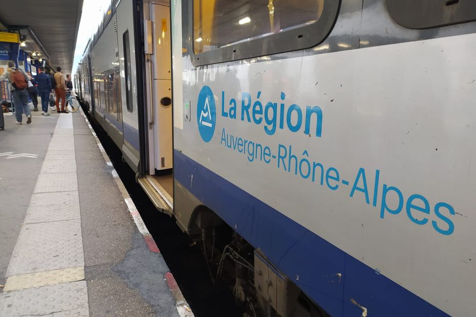 immersed in the TER between Grenoble and Lyon … the elections, “never heard of”