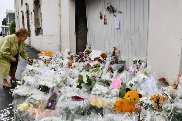 Parterre de fleurs sur le lieu où deux enfants ont été fauchés le 9 juin 2019 par un chauffard à Lorient