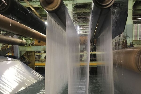 L'usine Ahlstrom  à Saint-Séverin en Charente est le leader mondial du papier sulfurisé.