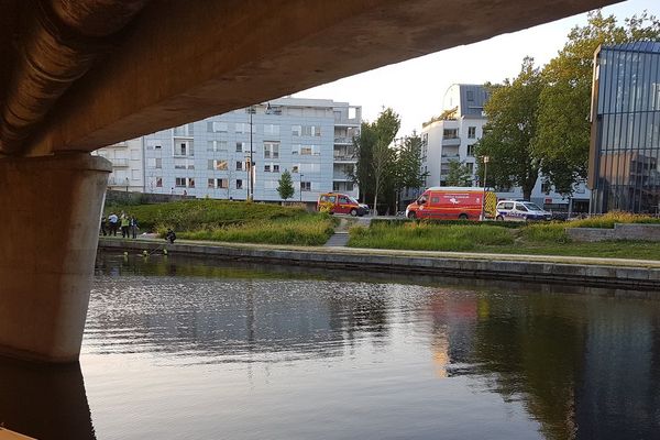 Pompiers et policiers au niveau du pont Robert Schuman