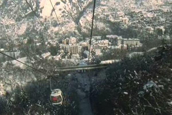 Tous les soirs, près de 2000 skieurs rejoignent Brides-les-Bains, en télécabine