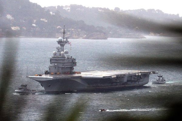 Le porte-avions Charles-de-Gaulle de retour à Toulon après sa mission dans le Golfe et en Méditerranée.