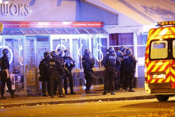 Vendredi 13 novembre 2015, Les forces de l'ordre assiègent le Bataclan après une série de fusillade dans Paris. 