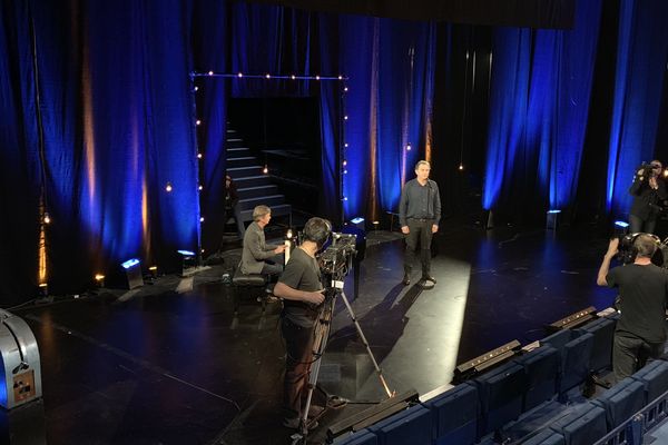 Invité fil rouge, François Morel interprète une chanson sur la scène de La Scala, hôte de l'émission L’Artichaut de France 3 Paris Île-de-France