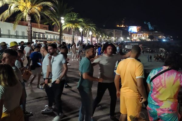 Nice, samedi 12 juin 2021, quai des Etats-Unis devant la plage des Ponchettes : les jeunes continuent la fête sur la plage après la fermeture des bars. 