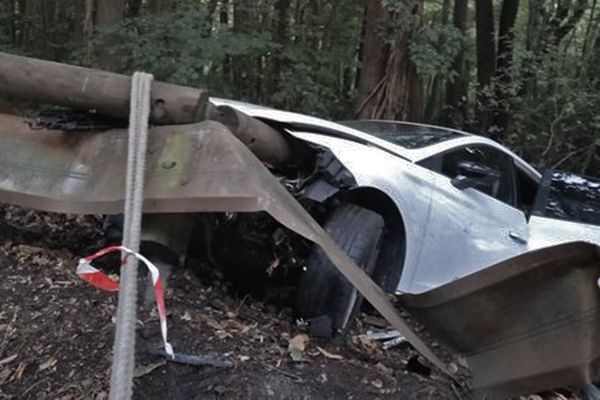 La voiture accidentée entre Orival et La Londe (Seine-Maritime)  le 20 août 2022.