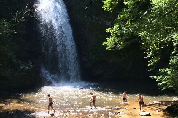 Au pied de la Grande cascade de 13 mètres, la baignade est bien agréable.