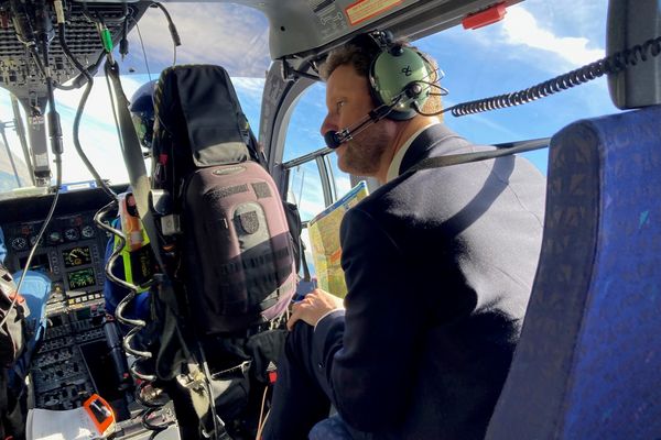 Clément Beaune, ministre délégué aux Transports, a survolé la zone de l'éboulement, qui s'est produit le dimanche 27 août dans la vallée de la Maurienne, en Savoie. / 31 août 2023.