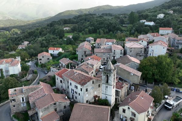 Illustration - le village d'Ucciani dans la Gravona.