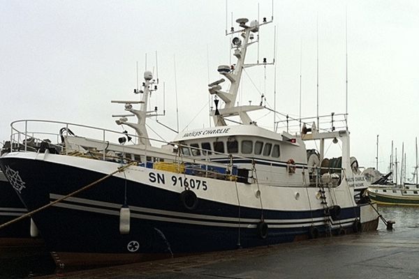 Le Maïlys Charlie à quai à Cherbourg ce lundi matin, le navire de pêche où les plongeurs de pompiers ont trouvé deux corps à 8h00 ce matin