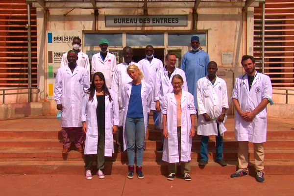 La Chaîne de l’espoir et ses médecins qui opèrent les enfants malades, en Afrique ou en France. Ici, des soignants marseillais partis au Mali opérer une quinzaine d'enfants malades.