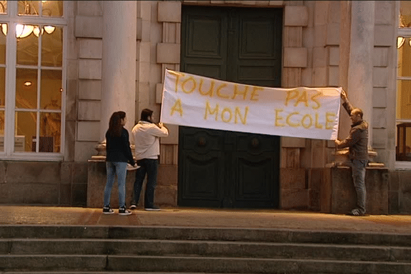 En février 2016, les parents d'élèves avaient manifesté pendant le conseil municipal qui avait acté la fermeture des écoles.