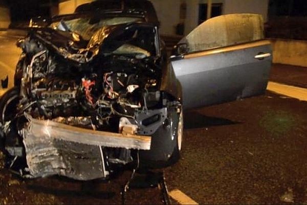 Le conducteur du véhicule a réchappé à l'accident. Il a eu beaucoup de chance. 