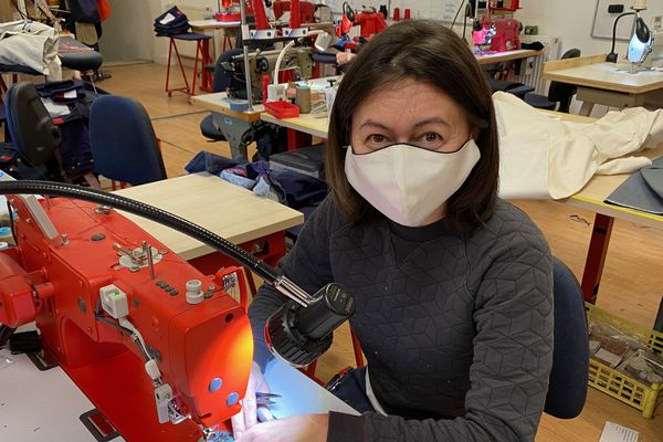 Les premiers kits made in France fabriqués à  Romans-sur-Isère (Drôme), sont prêts. Dans la boîte, 80 élastiques et 40 morceaux de tissus pour autant de masques. Ils vont être distribués à des couturières bénévoles qui les assembleront.