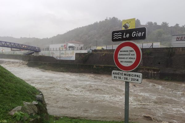 La rivière du Gier monte très rapidement, à cause des inondations dans la Loire, ce jeudi 17 octobre.