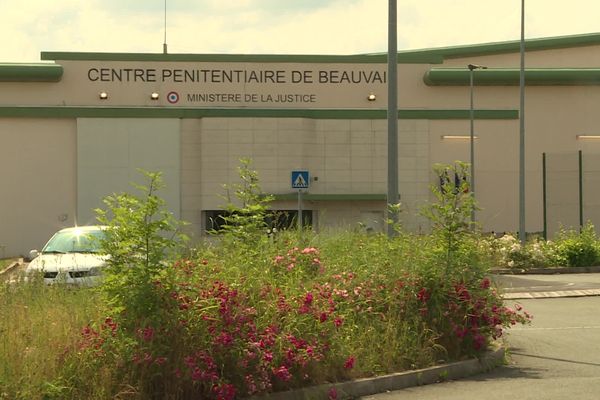 Les deux surveillants du centre pénitentiaire de Beauvais ont été interpellés au sein de l'établissement.