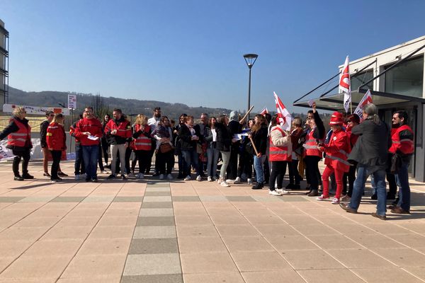 Une cinquantaine d'agents de sécurité du centre hospitalier de Bourgoin-Jallieu (Isère) se sont réunis sur le parvis de l'établissement le 24 mars 2022.