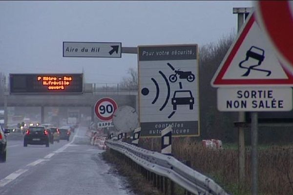 les nombreux panneaux à l'approche de l'Aire du Hil