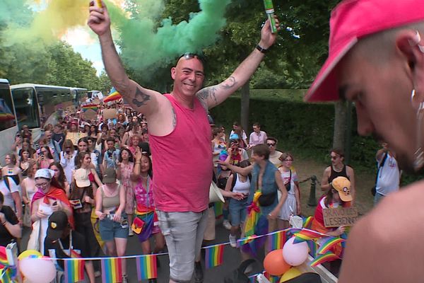 La deuxième marche des fiertés de l'Oise a rassemblé environ 600 personnes à Compiègne.