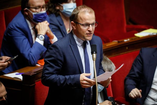 Thibault Bazin, député LR à l'assemblée nationale lors d'une séance de questions au gouvernement