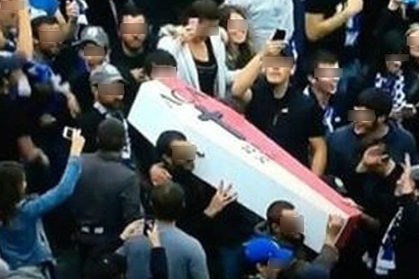 20/04/14 - Ligue 1 - Bastia / Ajaccio, les supporters bastiais exhibent un cercueil aux couleurs de l'ACA