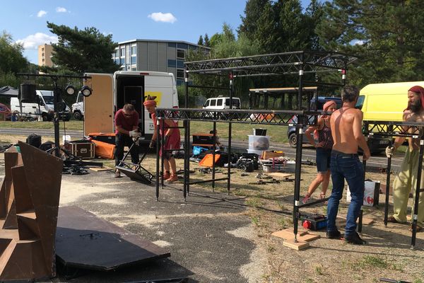 Installations techniques pour les compagnies, au terrain de sport de la Jordanne, à Aurillac, mardi 21 août