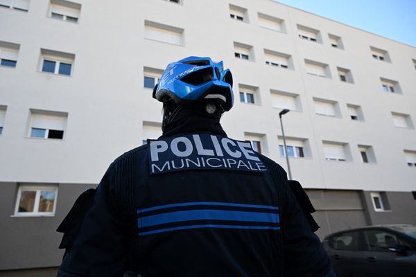 Les policiers sont intervenus à la Madeleine, à Chartres, cette nuit du 16 au 17 avril (photo prise à Salon-de-Provence).