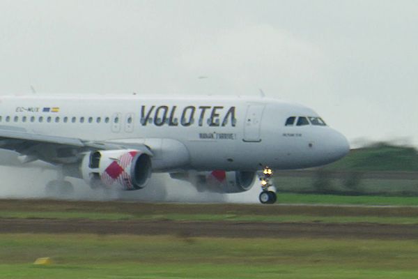 Un avion de la compagnie Volotea se pose sur la piste de l'aéroport de Caen Carpiquet (photo d'archive)