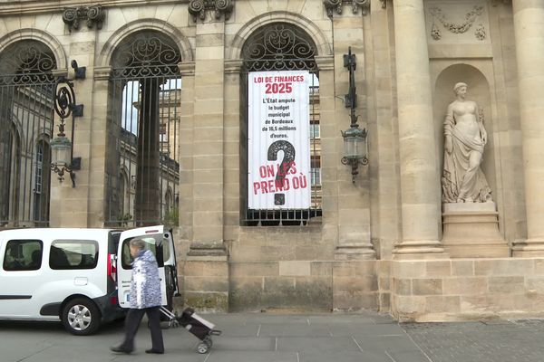 La mairie a installé deux affiches sur sa façade pour alerter sur les coupes budgétaires annoncées dans le PLF 2025.