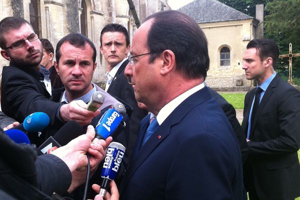 François Hollande répond aux questions des journalistes lors de sa visite à Trévières