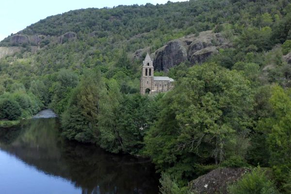 Une randonnée permet de découvrir la Roche Servière en Haute-Loire.