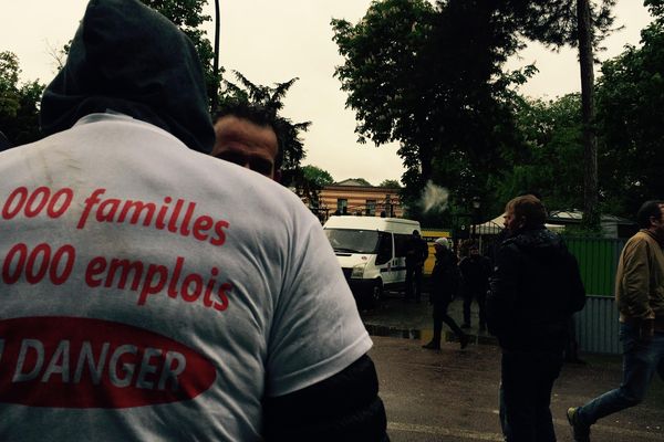 Les forains protestent devant les grilles du jardin d'acclimatation, à Paris le 30 avril 2018.