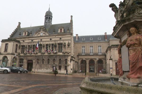 La maire Sandrine Dauchelle est sous le feu des critiques après le maintien de sa cérémonie des voeux.