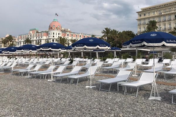 Si le restaurant fait le plein de clients, les chaises longues de la plage restent vides. 