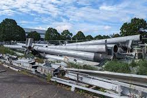 Les 870 tonnes de ferraille rouillée et les 47 tonnes d'aluminium sont stockées au beau milieu du campus du CNES à Toulouse (Haute-Garonne).