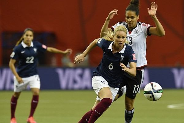 Amandine Henry et Célia Sasic (en blanc) sont toutes les deux finalistes pour le titre de meilleures joueuses UEFA 2014/2015.