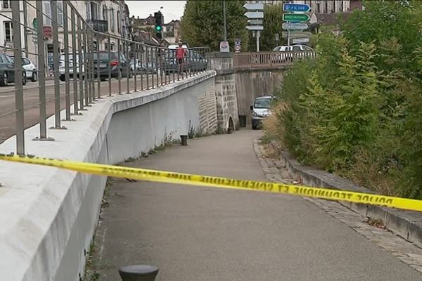 L'accès aux bords de l'Yonne a été bloqué par la police.