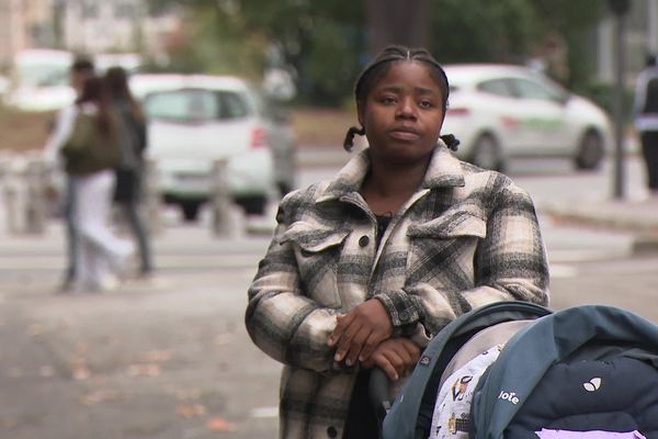 Dans quelques jours, Laure et ses trois enfants vont devoir quitter leur chambre d'hôtel et retourner à la rue.