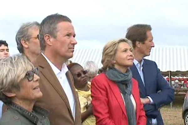 Valérie Pécresse (LR) et Nicolas Dupont-Aignan (DLF), les deux candidats aux régionales au chevet des agriculteurs