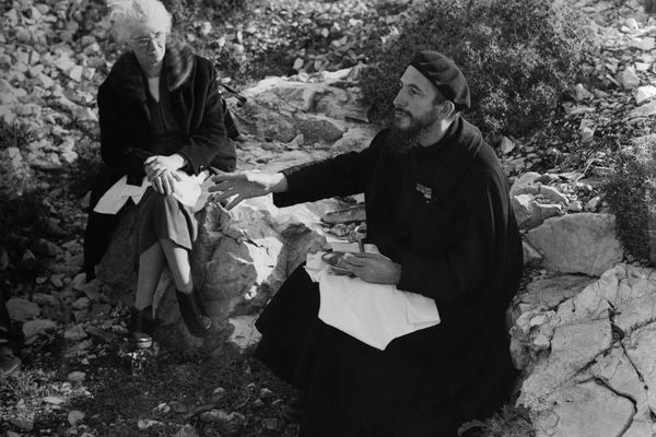 Lucie Coutaz, co-fondatrice d'Emmaüs, aux côtés de l'abbé Pierre, ici lors d'un voyage au Liban en janvier 1959