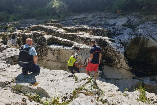 Retrouvés au fond d'un goulet difficile d'accès, gendarmes et pompiers ont mis en place un dispositif de treuillage ce mardi 11 août pour récupérer les deux naufragés